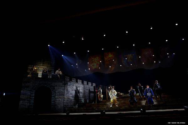 荒牧慶彦＆福澤侑、剣劇「三國志演技～曹魏」上演中　壮絶な対立劇から、歌・ダンス・ゲームの“お祭り騒ぎ”まで魅力満載