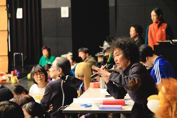 年齢も背景も越えた100人の身体が立ち上がる　近藤良平率いるカンパニー・グランデ、新作『春の祭典』開催