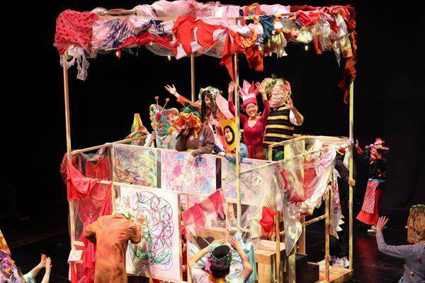 年齢も背景も越えた100人の身体が立ち上がる　近藤良平率いるカンパニー・グランデ、新作『春の祭典』開催