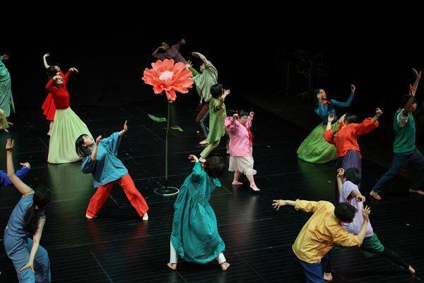 年齢も背景も越えた100人の身体が立ち上がる　近藤良平率いるカンパニー・グランデ、新作『春の祭典』開催