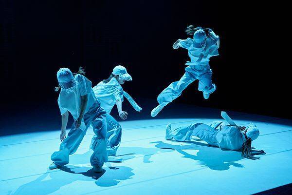 シアタートラム・ネクストジェネレーション、高橋萌登主宰のMWMWの新作を上演。「バキバキに踊ります」