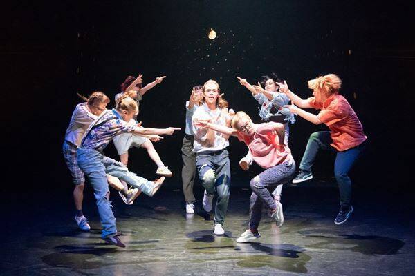 シアタートラム・ネクストジェネレーション、高橋萌登主宰のMWMWの新作を上演。「バキバキに踊ります」