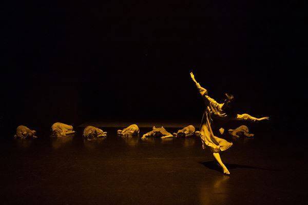 シアタートラム・ネクストジェネレーション、高橋萌登主宰のMWMWの新作を上演。「バキバキに踊ります」