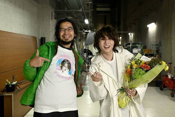 中村倫也×神木隆之介×ムロツヨシの3ショットも！ 映画『君のクイズ』オフショット写真8点が公開