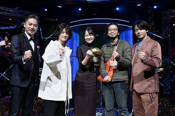 中村倫也×神木隆之介×ムロツヨシの3ショットも！ 映画『君のクイズ』オフショット写真8点が公開