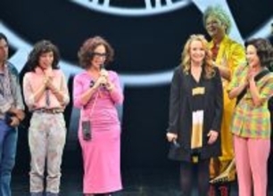 劇団四季ミュージカル『バック・トゥ・ザ・フューチャー』原作映画キャストがカーテンコールに登場「エレガントで素晴らしかった」