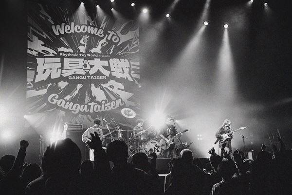 【ライブレポート】Rhythmic Toy World、所沢で2年目の『玩具大戦』開催 「すべてにリスペクトと感謝を。最高の時間にしようぜ！」豪華8組による熱演を完全レポート