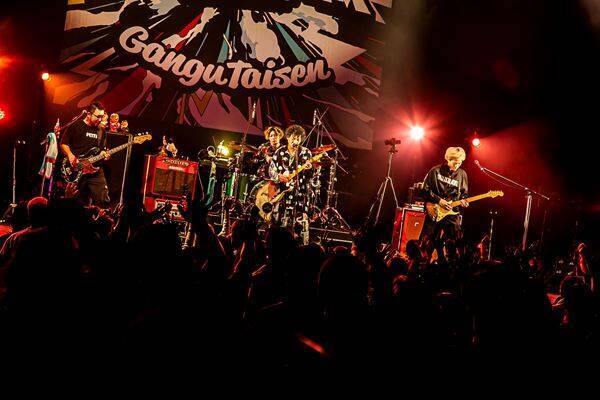 【ライブレポート】Rhythmic Toy World、所沢で2年目の『玩具大戦』開催 「すべてにリスペクトと感謝を。最高の時間にしようぜ！」豪華8組による熱演を完全レポート