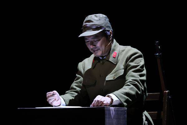 市村正親、パワーの源は「やっぱり肉」　歴史ある劇場で“エノケン”の半生を演じきる