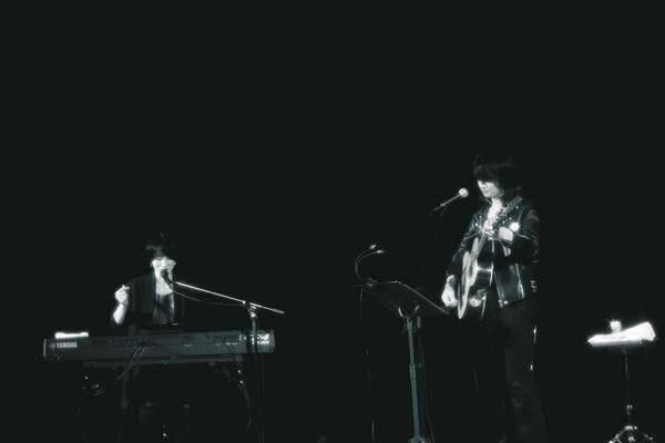 フラッド佐々木亮介による弾き語りツーマンに日食なつこ参戦 「日食さんのいる時代に生きててよかったね」歌魂が激突した浅草の夜をレポート