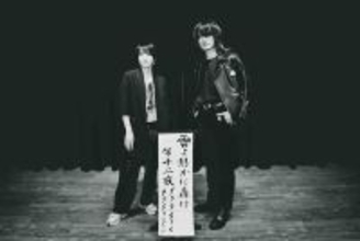 フラッド佐々木亮介による弾き語りツーマンに日食なつこ参戦 「日食さんのいる時代に生きててよかったね」歌魂が激突した浅草の夜をレポート