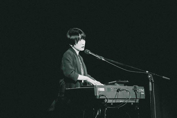 フラッド佐々木亮介による弾き語りツーマンに日食なつこ参戦 「日食さんのいる時代に生きててよかったね」歌魂が激突した浅草の夜をレポート
