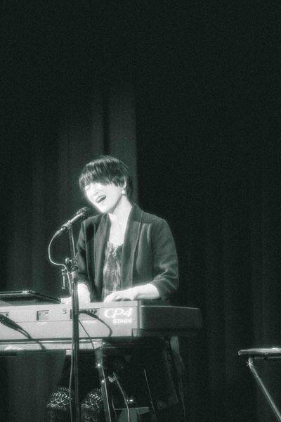 フラッド佐々木亮介による弾き語りツーマンに日食なつこ参戦 「日食さんのいる時代に生きててよかったね」歌魂が激突した浅草の夜をレポート