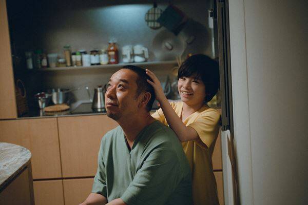 千鳥・大悟の頭をなでる姿も『箱の中の羊』本編では観られない貴重なオフショット公開