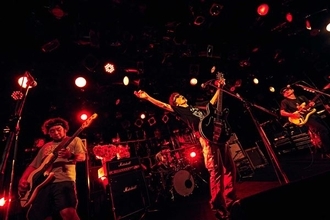 ピーズ、超満員の渋谷クラブクアトロで39周年を祝福「10年前も60年先も」と鳴らした夜
