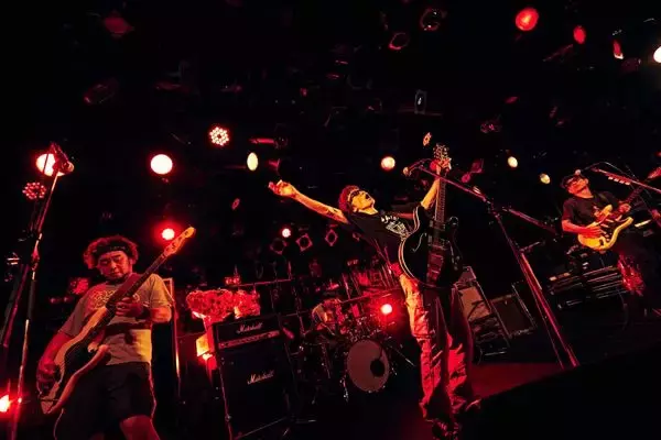 ピーズ、超満員の渋谷クラブクアトロで39周年を祝福「10年前も60年先も」と鳴らした夜