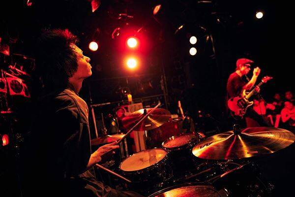ピーズ、超満員の渋谷クラブクアトロで39周年を祝福「10年前も60年先も」と鳴らした夜