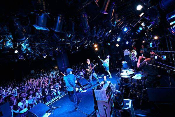 ピーズ、超満員の渋谷クラブクアトロで39周年を祝福「10年前も60年先も」と鳴らした夜