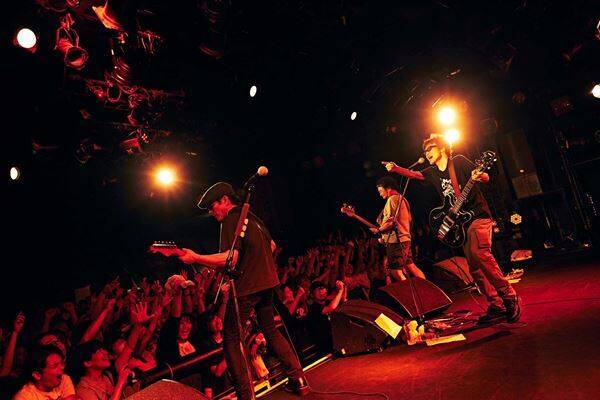 ピーズ、超満員の渋谷クラブクアトロで39周年を祝福「10年前も60年先も」と鳴らした夜