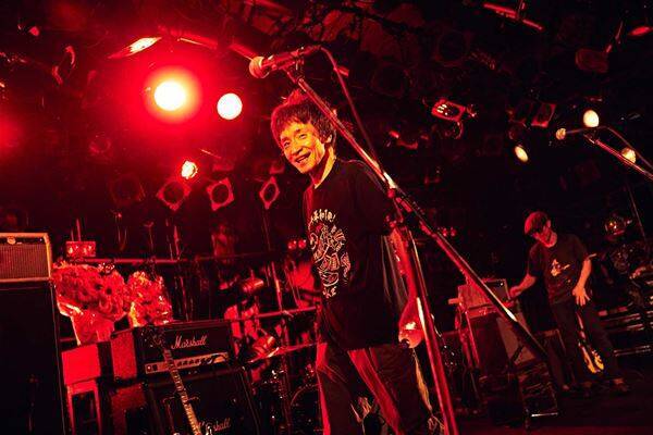 ピーズ、超満員の渋谷クラブクアトロで39周年を祝福「10年前も60年先も」と鳴らした夜