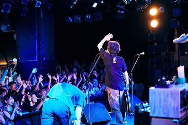 ピーズ、超満員の渋谷クラブクアトロで39周年を祝福「10年前も60年先も」と鳴らした夜
