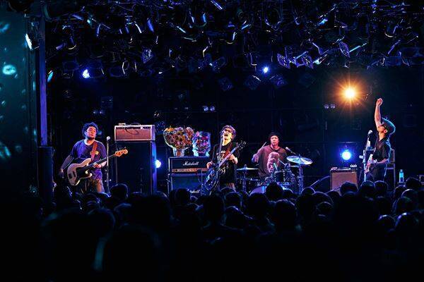ピーズ、超満員の渋谷クラブクアトロで39周年を祝福「10年前も60年先も」と鳴らした夜