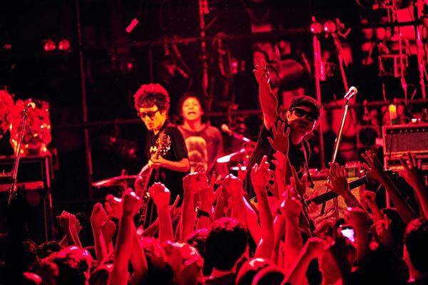 ピーズ、超満員の渋谷クラブクアトロで39周年を祝福「10年前も60年先も」と鳴らした夜