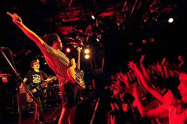 ピーズ、超満員の渋谷クラブクアトロで39周年を祝福「10年前も60年先も」と鳴らした夜