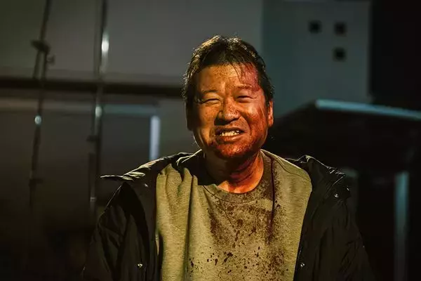 佐藤二朗が血まみれで笑顔！ 映画『名無し』劇中とのギャップに驚くメイキング映像＆写真公開