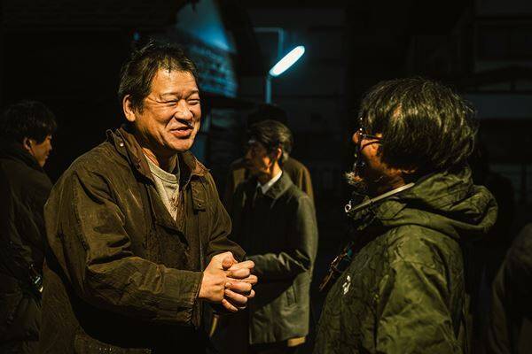 佐藤二朗が血まみれで笑顔！ 映画『名無し』劇中とのギャップに驚くメイキング映像＆写真公開