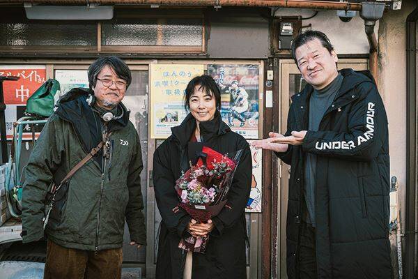 佐藤二朗が血まみれで笑顔！ 映画『名無し』劇中とのギャップに驚くメイキング映像＆写真公開