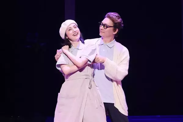 天海祐希、香取慎吾ら15名が100役以上を演じ分ける！ 三谷幸喜新作『新宿発8時15分』東京公演が開幕