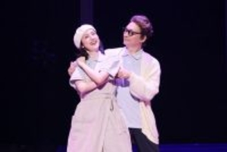 天海祐希、香取慎吾ら15名が100役以上を演じ分ける！ 三谷幸喜新作『新宿発8時15分』東京公演が開幕