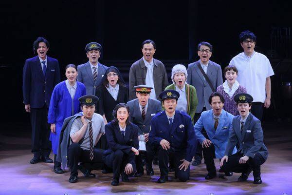 天海祐希、香取慎吾ら15名が100役以上を演じ分ける！ 三谷幸喜新作『新宿発8時15分』東京公演が開幕