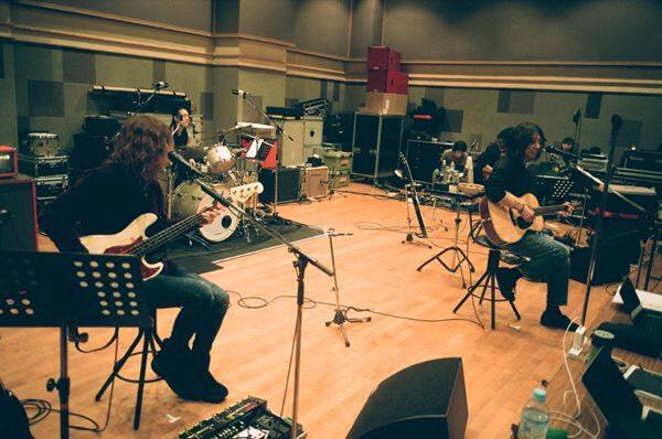 吉井和哉が語る『みらいのうた』密着撮影の舞台裏とロック・ミュージシャンとしての覚悟「カメラが回ってることで吉井和哉という役を演じていた」