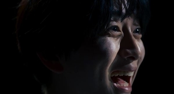 板垣李光人が泣き笑い!? 『口に関するアンケート』観客に問いかける不気味な幕間映像＆場面写真公開