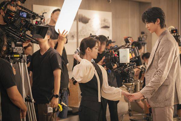 『21世紀の大君夫人』ついに最終回！ IUとビョン・ウソク“息ぴったり”のメイキング写真公開