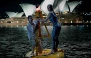 『恋するプリテンダー』ふたりの絆が深まるシーンを公開　シドニー・スウィーニーが空中で名曲を熱唱