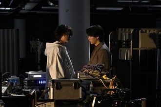 中村倫也×神木隆之介が火花を散らす！ 映画『君のクイズ』緊迫の場面写真20点を一挙公開