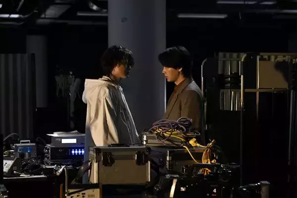 中村倫也×神木隆之介が火花を散らす！ 映画『君のクイズ』緊迫の場面写真20点を一挙公開