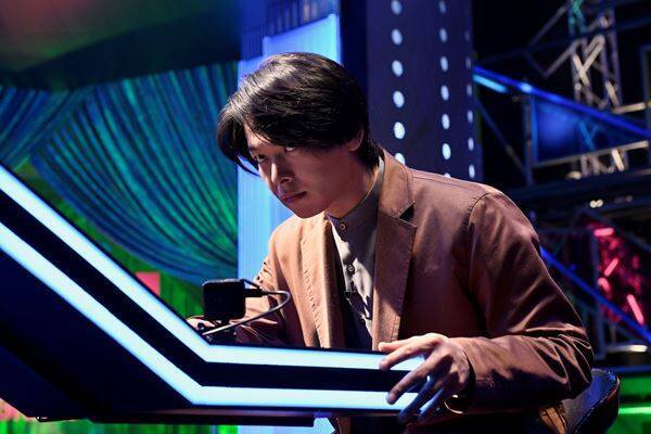 中村倫也×神木隆之介が火花を散らす！ 映画『君のクイズ』緊迫の場面写真20点を一挙公開