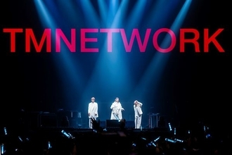 TMNETWORK、量子もつれをテーマとした衝撃の横浜アリーナ公演を観測【オフィシャルレポート】