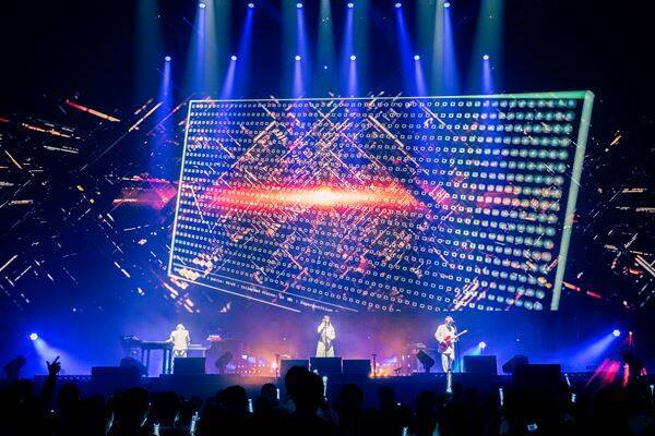 TMNETWORK、量子もつれをテーマとした衝撃の横浜アリーナ公演を観測【オフィシャルレポート】