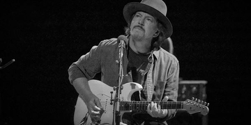 パール・ジャムのエディ・ヴェダー来日公演が開幕　初日・名古屋のハイエナジーで奇跡的な熱演