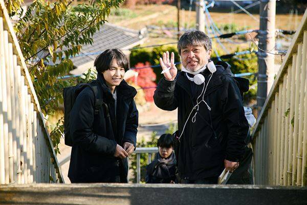 松村北斗×今田美桜『白鳥とコウモリ』撮影の裏側に迫る現場レポート＆メイキング写真公開