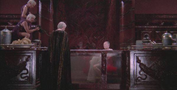 オスカー女優が全裸で怪演！ 本物の悲鳴が轟く流血事故！  英国の名優たちが巻き込まれた大問題作『カリギュラ』の裏側