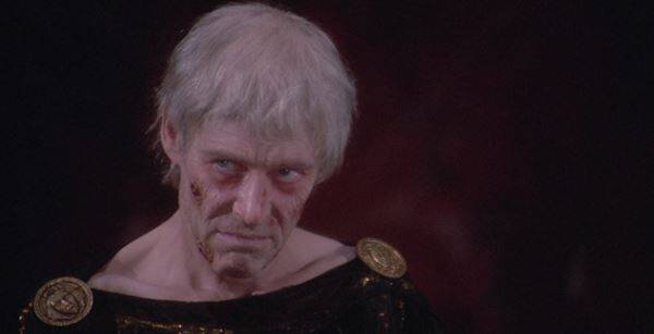 オスカー女優が全裸で怪演！ 本物の悲鳴が轟く流血事故！  英国の名優たちが巻き込まれた大問題作『カリギュラ』の裏側