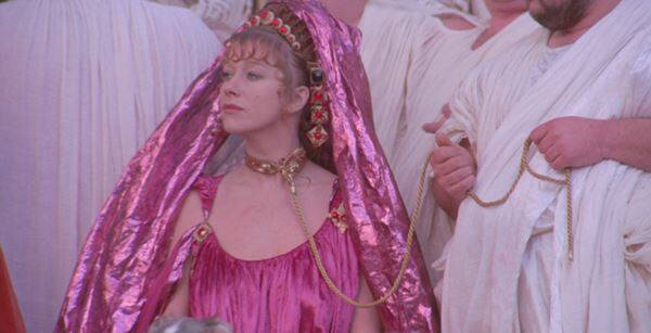 オスカー女優が全裸で怪演！ 本物の悲鳴が轟く流血事故！  英国の名優たちが巻き込まれた大問題作『カリギュラ』の裏側