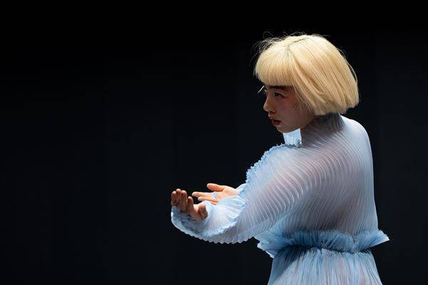 アオイヤマダ、小栗基裕らの開幕コメントが到着　KAAT『未練の幽霊と怪物─「珊瑚」「円山町」─』上演中