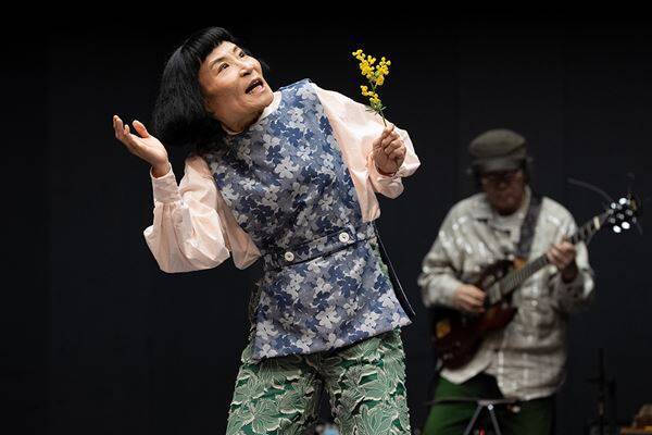 アオイヤマダ、小栗基裕らの開幕コメントが到着　KAAT『未練の幽霊と怪物─「珊瑚」「円山町」─』上演中